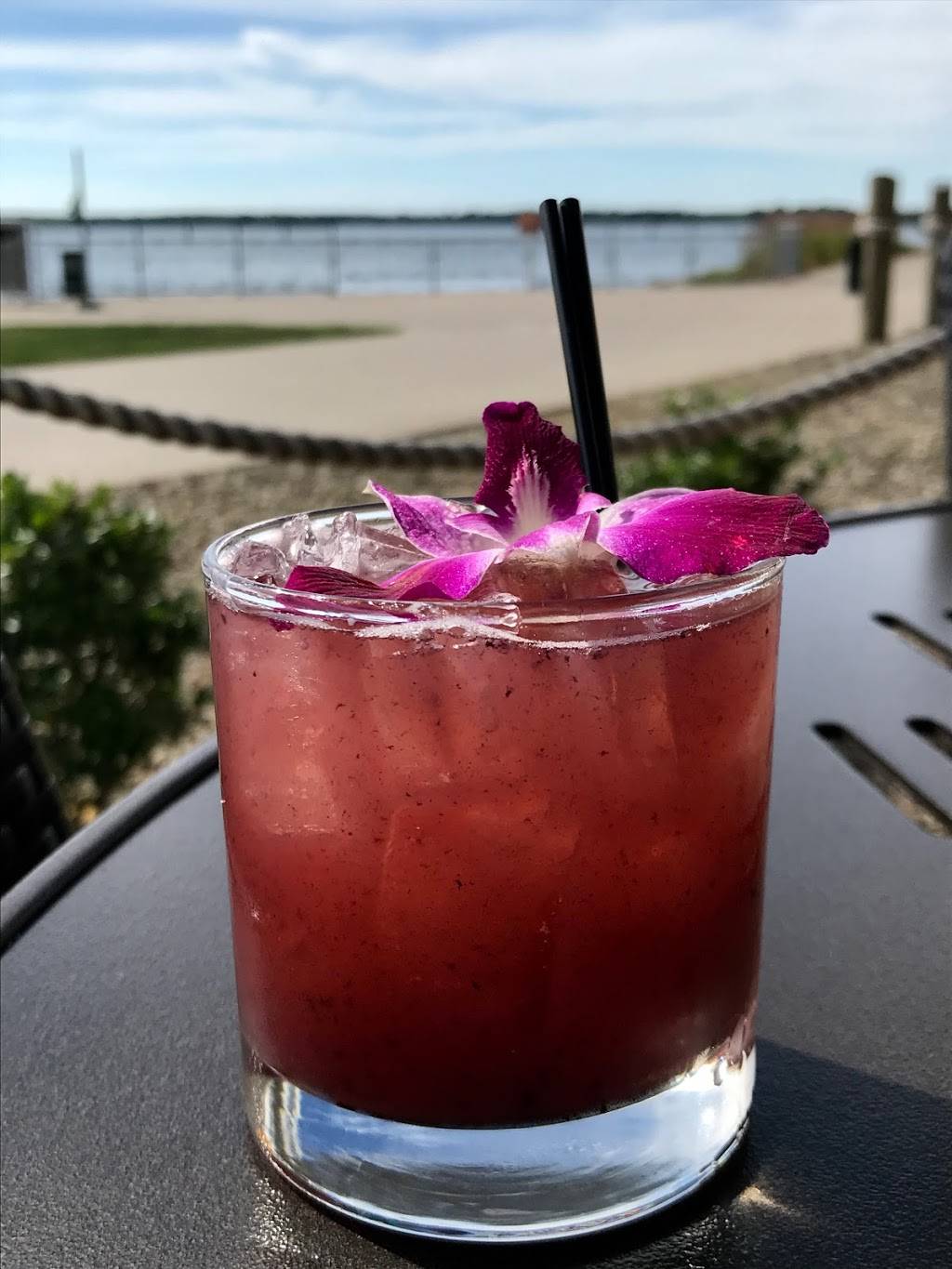 Shoreline Bar & Grille | restaurant | 2 Sassafras Pier, Erie, PA 16507, USA | 8146361005 OR +1 814-636-1005