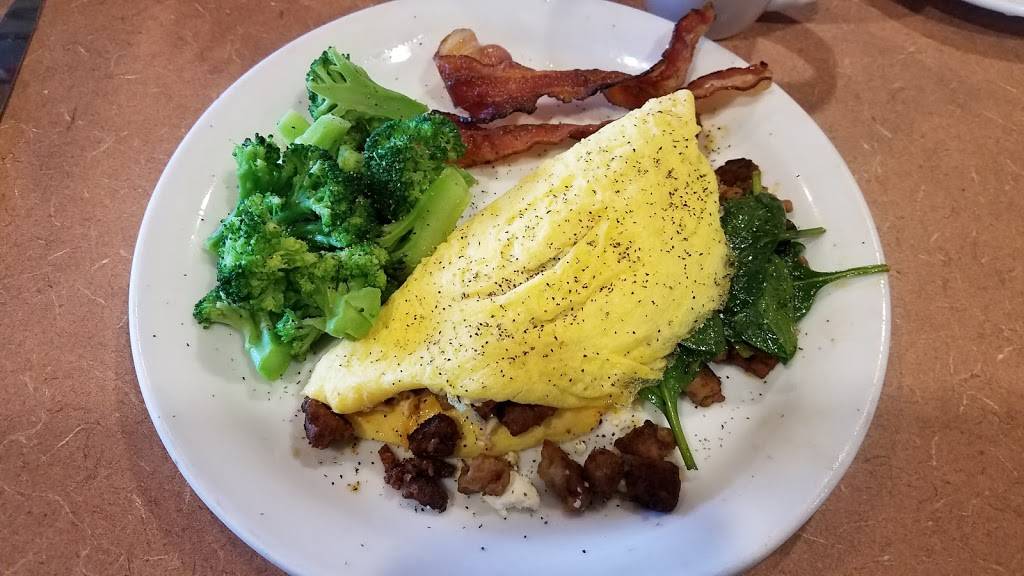 Dennys | restaurant | 2920 E Nutwood Ave, Fullerton, CA 92831, USA | 7145728984 OR +1 714-572-8984