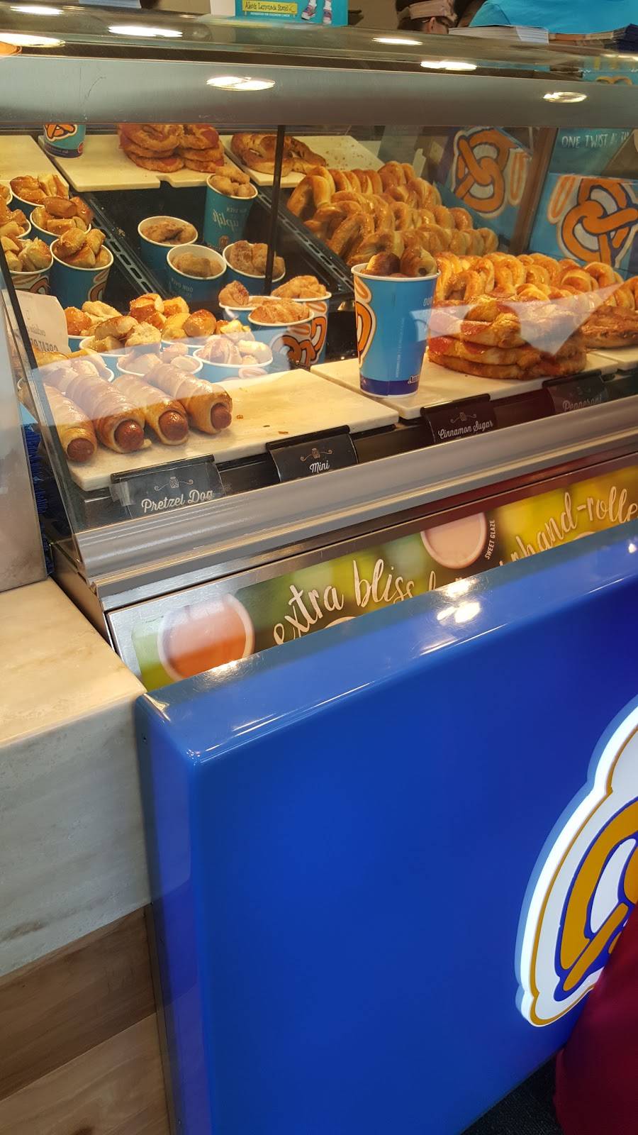 Auntie Annes | cafe | 5000 Mall Cir, Waldorf, MD 20603, USA | 3018707332 OR +1 301-870-7332