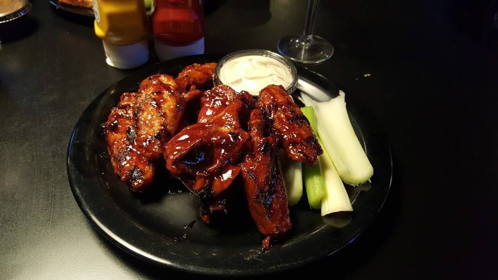 Duffs Famous Wings | restaurant | 3090 Orchard Park Rd, Buffalo, NY 14224, USA | 7166747212 OR +1 716-674-7212