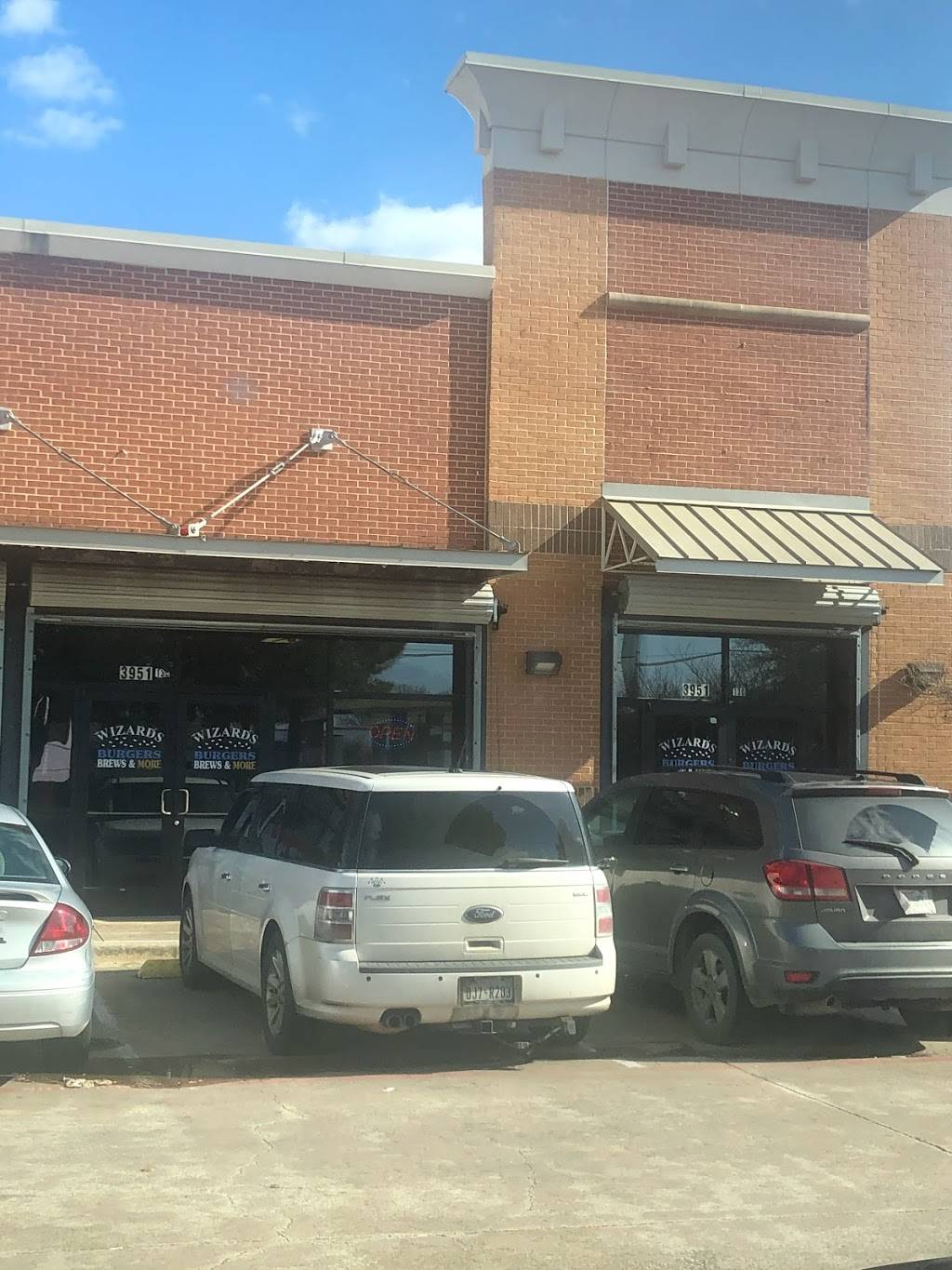 Wizards Burger, Brews and More | restaurant | 3951 Sycamore School Rd suite 130, Fort Worth, TX 76133, USA | 8173679224 OR +1 817-367-9224