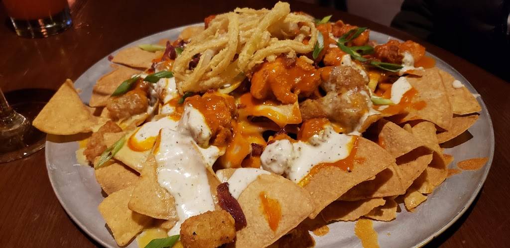 Bar Louie | night club | 1325 S Halsted St, Chicago, IL 60607, USA | 3127331411 OR +1 312-733-1411