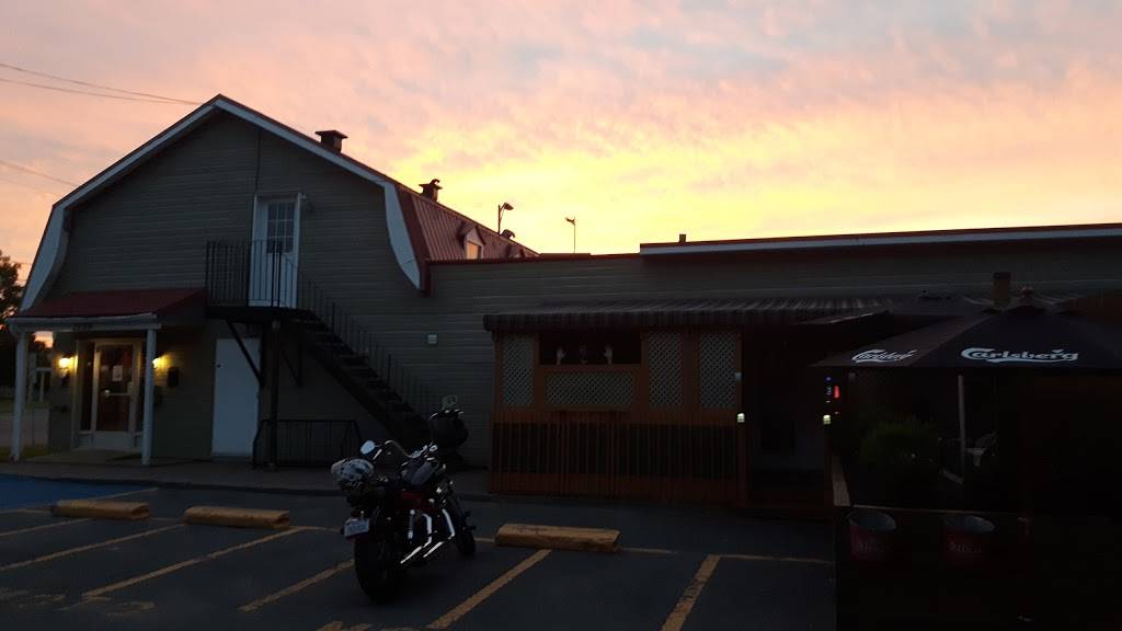 Bulls Bistro | meal takeaway | 2159 Avenue Notre Dame, Québec, QC G2E 3E8, Canada | 4188724731 OR +1 418-872-4731