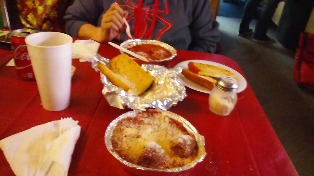 Azzolinas Hole in the Wall | meal delivery | 425 Main Ave, Clear Lake, IA 50428, USA | 6413571740 OR +1 641-357-1740