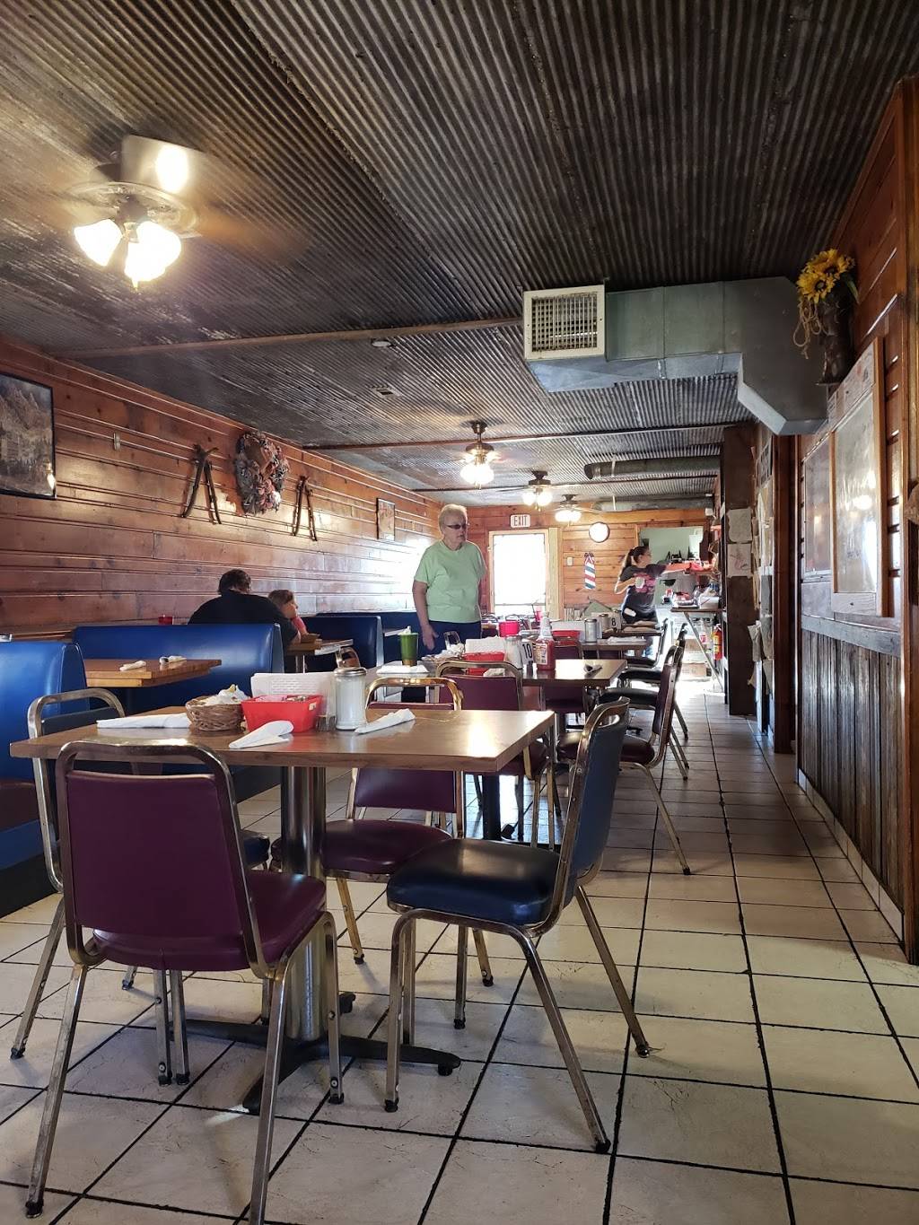 Tiffs Café | restaurant | 102 E North Railroad St, Marissa, IL 62257, USA | 6182951717 OR +1 618-295-1717