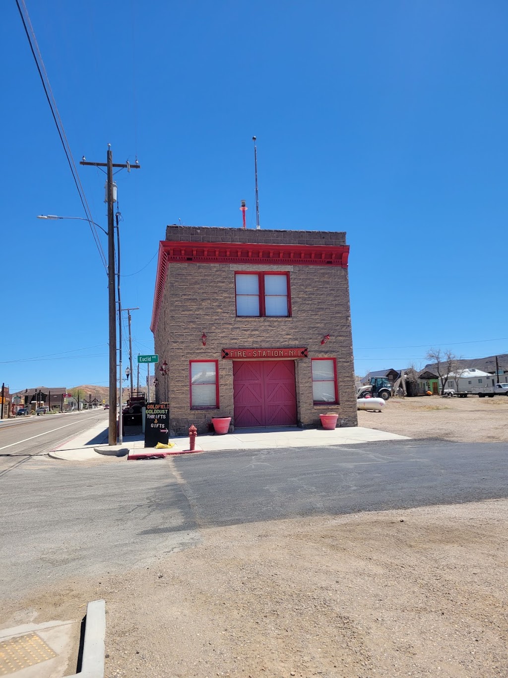 Dinky Diner | restaurant | 323 Crook Ave, Goldfield, NV 89013, USA | 7752779290 OR +1 775-277-9290