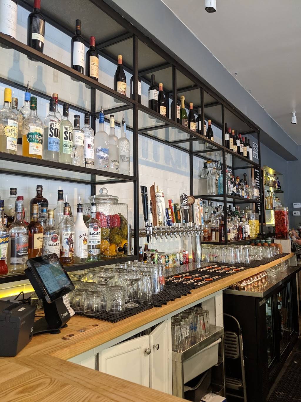 Spring Street Beer and Wine Garden | restaurant | 1920 Houston Ave, Houston, TX 77007, USA | 7134899340 OR +1 713-489-9340