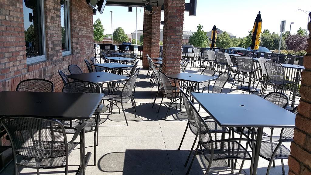 Buffalo Wild Wings | meal takeaway | 12110 S Strang Line Rd, Olathe, KS 66062, USA | 9133930638 OR +1 913-393-0638