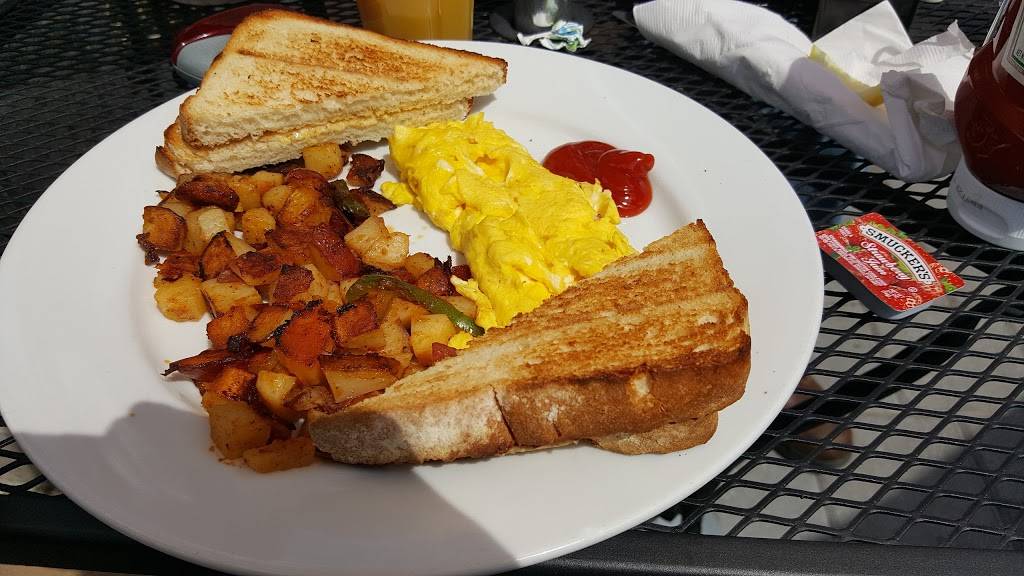 Hilltop Restaurant Bar & Banquet | restaurant | 39 Adamec Rd, Willington, CT 06279, USA | 8604771054 OR +1 860-477-1054