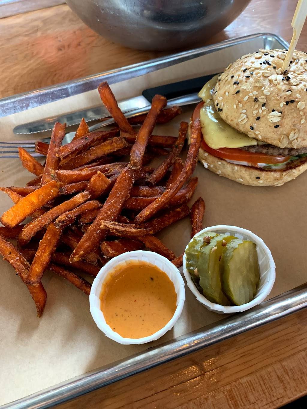 Hopdoddy Burger Bar | restaurant | 449 W 19th St Suite D-100, Houston, TX 77008, USA | 3462502100 OR +1 346-250-2100