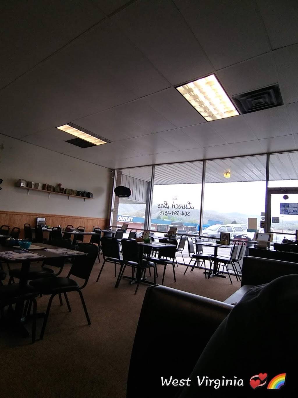 The Lunch Box | restaurant | 1513 Harrison Ave, Elkins, WV 26241, USA | 3045914575 OR +1 304-591-4575