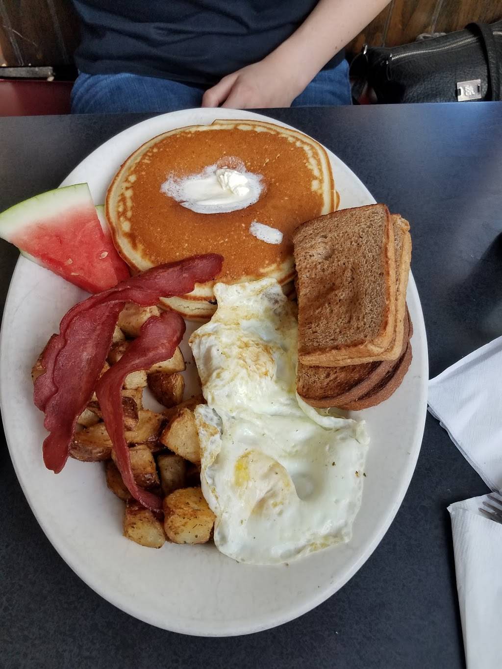 Deluxe Town Diner | restaurant | 627 Mt Auburn St, Watertown, MA 02472, USA | 6179268400 OR +1 617-926-8400