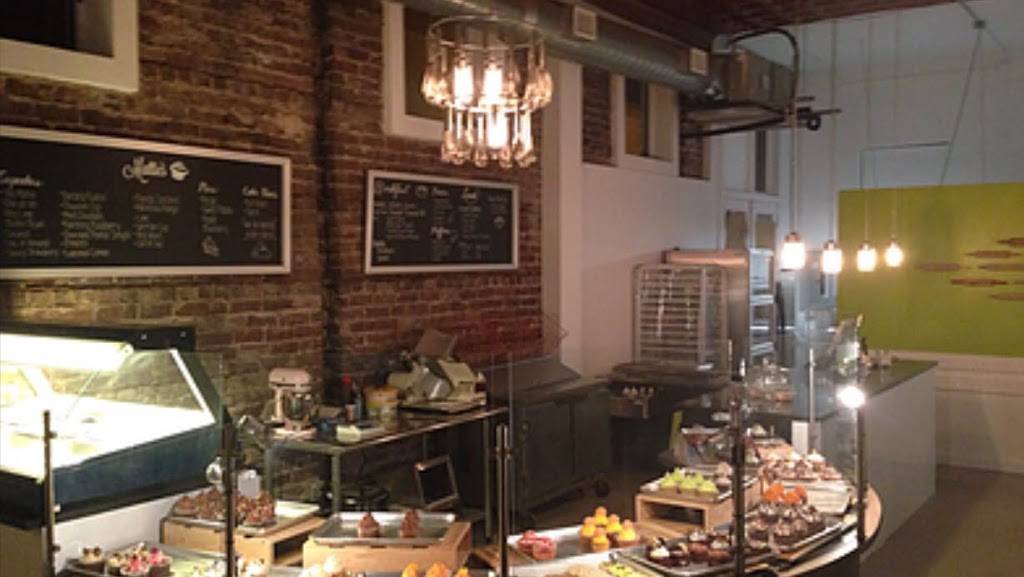 Matties Delectable Desserts | bakery | 8444 International Dr, Orlando, FL 32819, USA | 4077359550 OR +1 407-735-9550