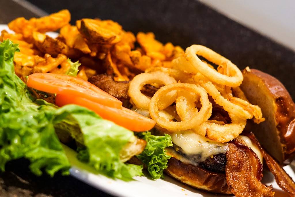 Avenue Bar & Grill | restaurant | 611 W Wisconsin Ave, Milwaukee, WI 53203, USA | 4142717327 OR +1 414-271-7327