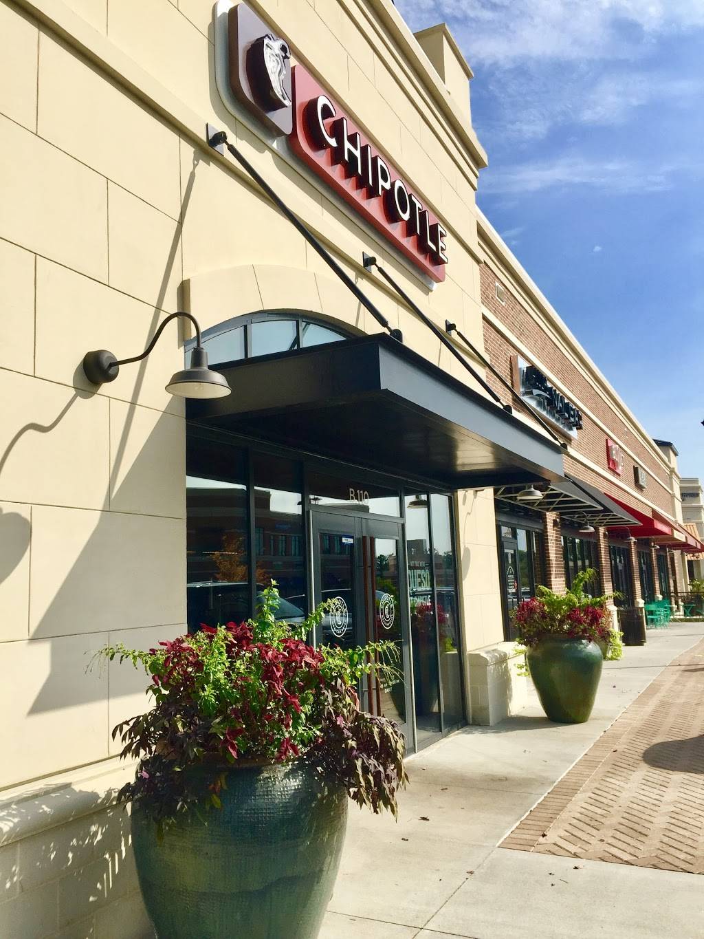 Chipotle Mexican Grill | restaurant | 4600 Roswell Rd Unit B110, Sandy Springs, GA 30342, USA | 4042571510 OR +1 404-257-1510