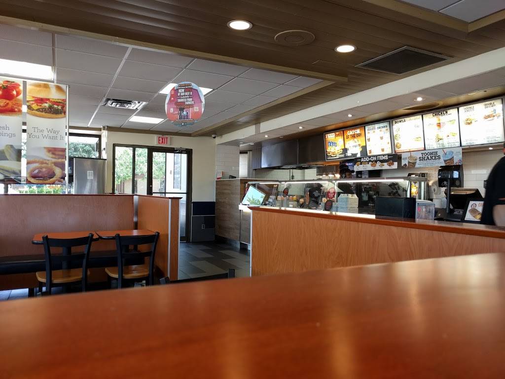 Harveys | restaurant | 3095 Dougall Ave, Windsor, ON N9E 1S3, Canada | 5199724826 OR +1 519-972-4826