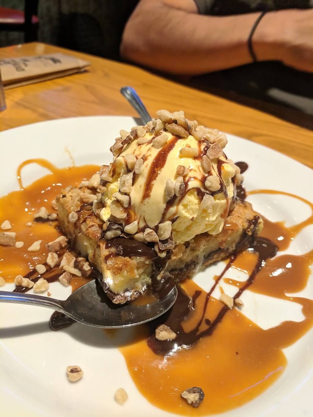 Chilis Grill & Bar | restaurant | 7335 Arroyo Crossing Pkwy, Las Vegas, NV 89118, USA | 7026162998 OR +1 702-616-2998