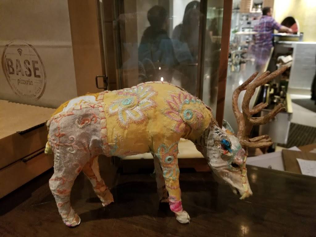 Giant Rustic Pizza | restaurant | 3945 E Camelback Rd, Phoenix, AZ 85018, USA | 6024229300 OR +1 602-422-9300