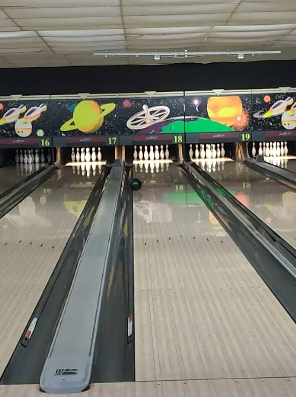 Tullahoma Bowling Lanes | restaurant | 900 S Anderson St, Tullahoma, TN 37388, USA | 9314551947 OR +1 931-455-1947