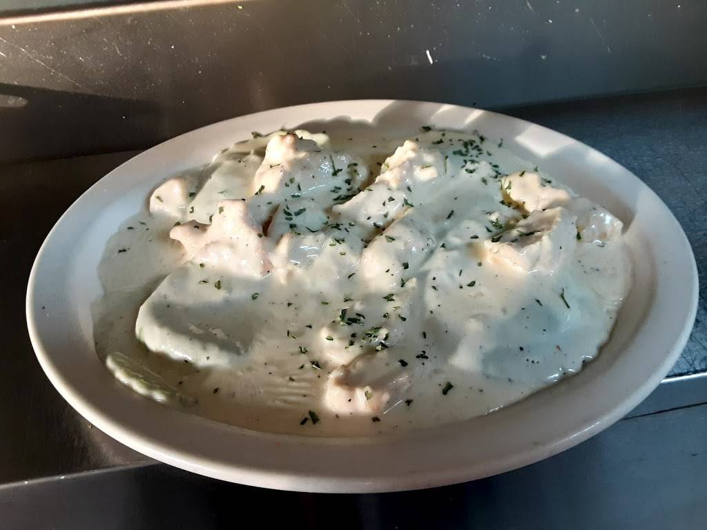 Johnnies Italian Restaurant | restaurant | 102 S Broadway, Tecumseh, OK 74873, USA | 4055982123 OR +1 405-598-2123