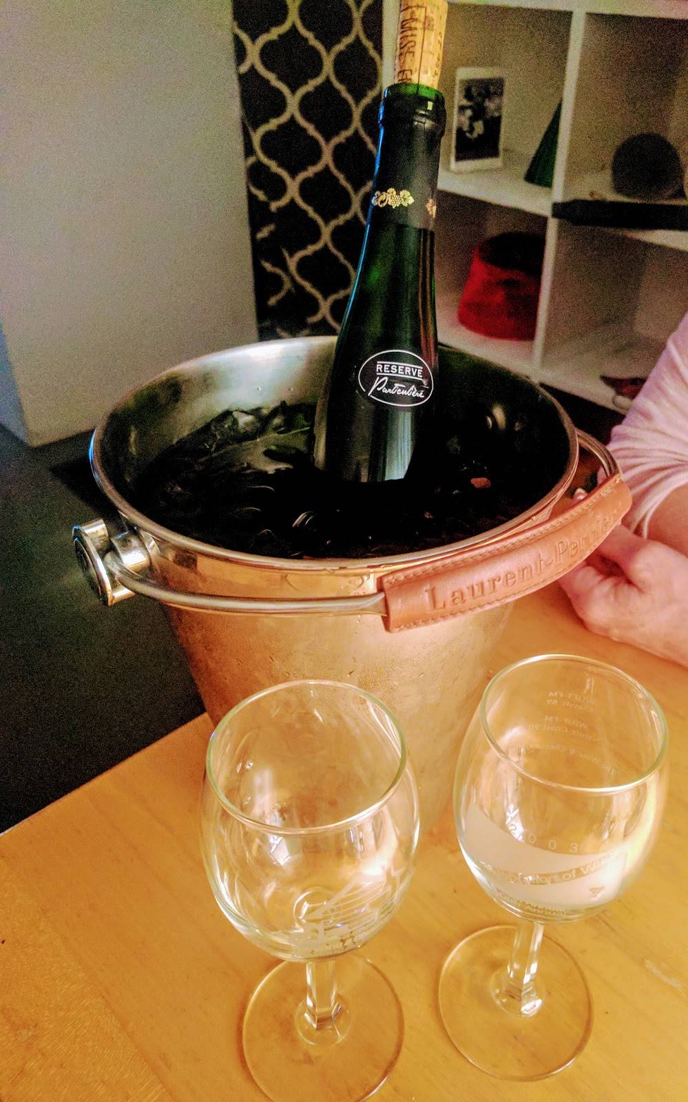 Downtown Wine and Cheese | restaurant | 113 N Main St, Gainesville, FL 32601, USA | 3522221348 OR +1 352-222-1348