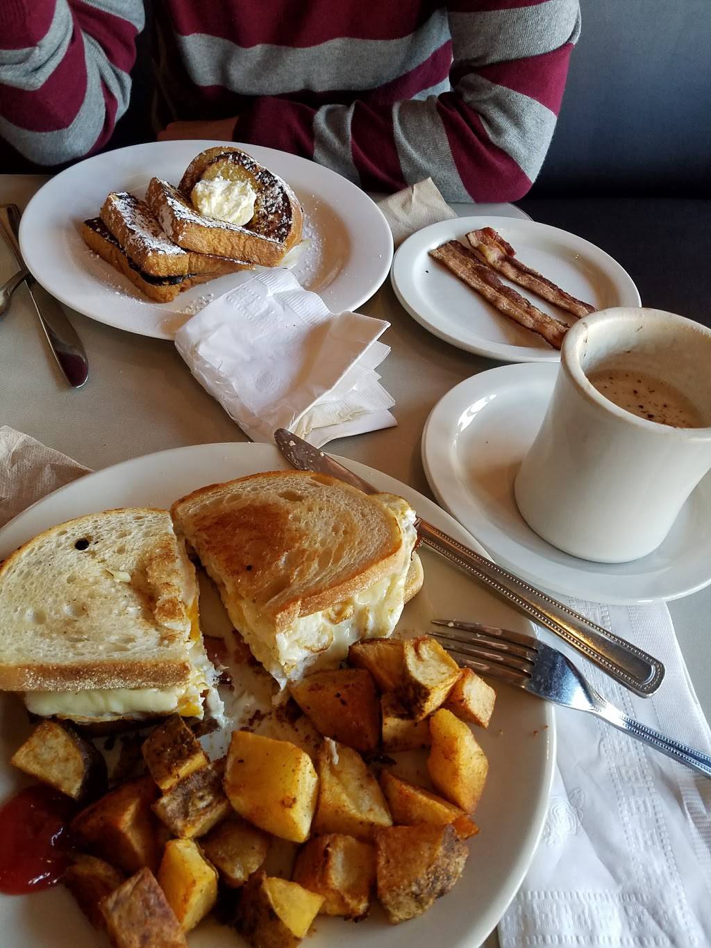 The Paramount | restaurant | 667 E Broadway, Boston, MA 02127, USA | 6172699999 OR +1 617-269-9999