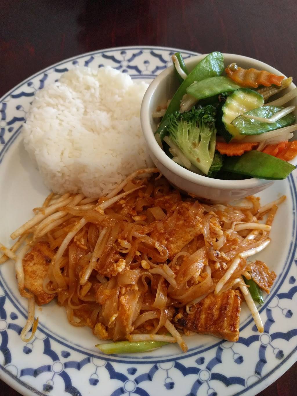 King & I | restaurant | 545 Broadbridge Rd, Bridgeport, CT 06610, USA | 2033742081 OR +1 203-374-2081