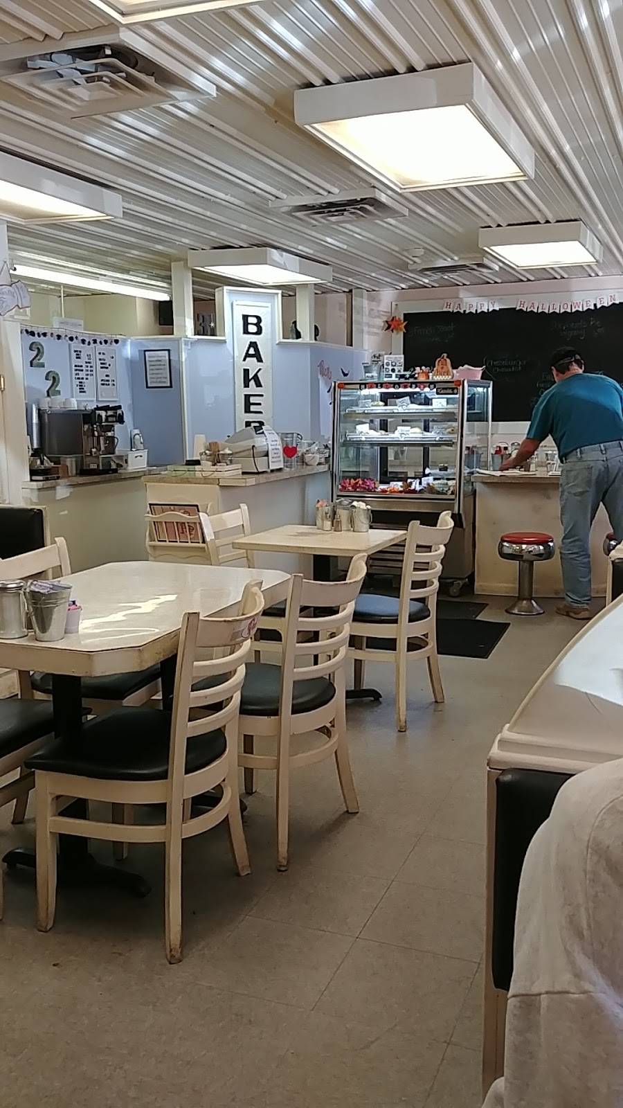 Hunt + Hart I Cafe + Bakery | bakery | 22 E Main St, Huntington, MA 01050, USA | 4136673030 OR +1 413-667-3030