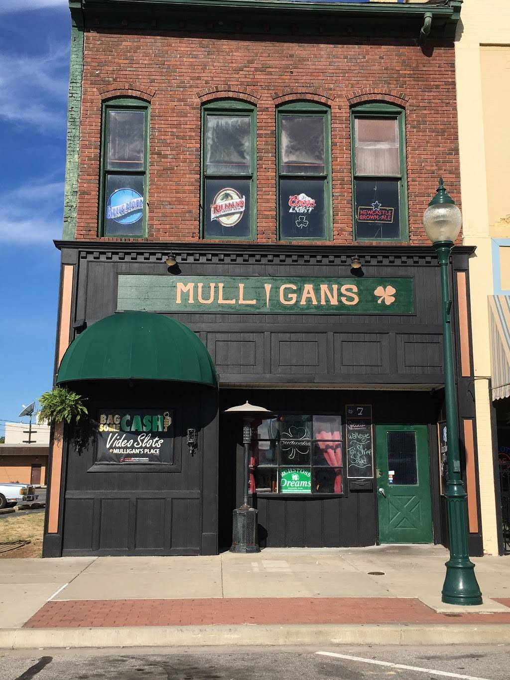 Mulligans | restaurant | 7 S Central Park, Jacksonville, IL 62650, USA | 2172435761 OR +1 217-243-5761