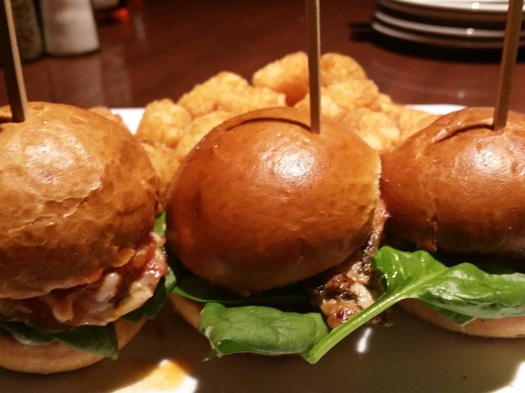 Bar Louie - Naperville | night club | 22 E Chicago Ave, Naperville, IL 60540, USA | 6309831600 OR +1 630-983-1600