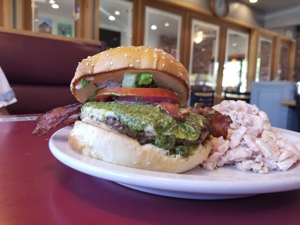 Mikes At The Crossroads | restaurant | 2109, 840 Petaluma Blvd N, Petaluma, CA 94952, USA | 7077788222 OR +1 707-778-8222