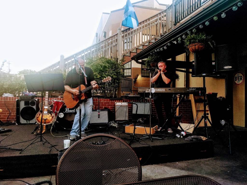 Llywelyns Pub | restaurant | 301 SE Douglas St, Lees Summit, MO 64063, USA | 8162725083 OR +1 816-272-5083