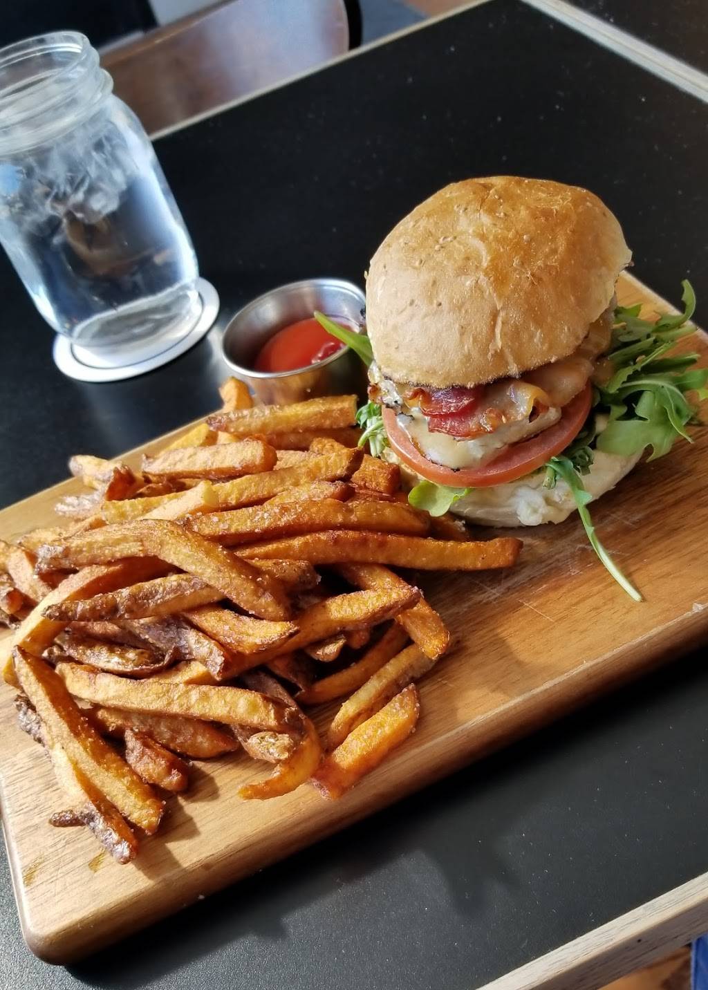 GIN MILL | restaurant | 2202 Bloor St W, Toronto, ON M6S 1N4, Canada | 4167633365 OR +1 416-763-3365