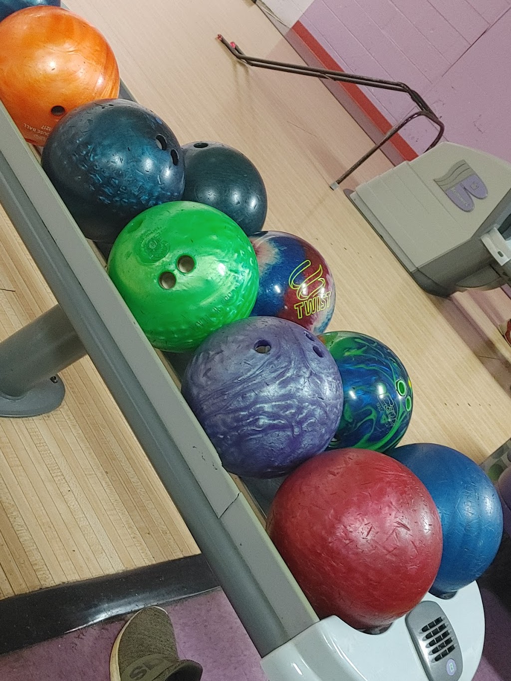 Strike & Spare Western Avenue | restaurant | 5700 Western Ave, Knoxville, TN 37921, USA | 8655881312 OR +1 865-588-1312