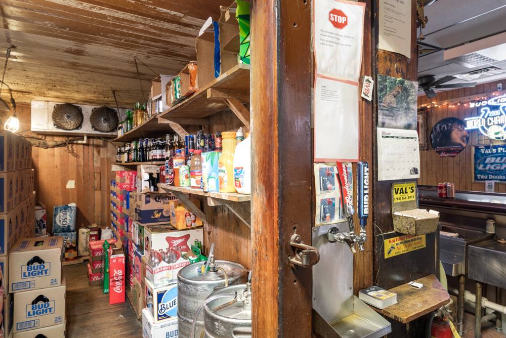 Vals Place - Two Doors Down | restaurant | 1 S Meridian St, Redkey, IN 47373, USA | 7653693912 OR +1 765-369-3912