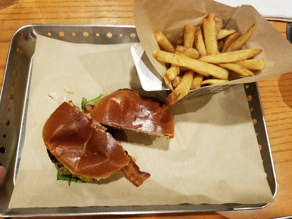 Chilis Grill & Bar | restaurant | 7810 Poplar Ave, Germantown, TN 38138, USA | 9017565203 OR +1 901-756-5203