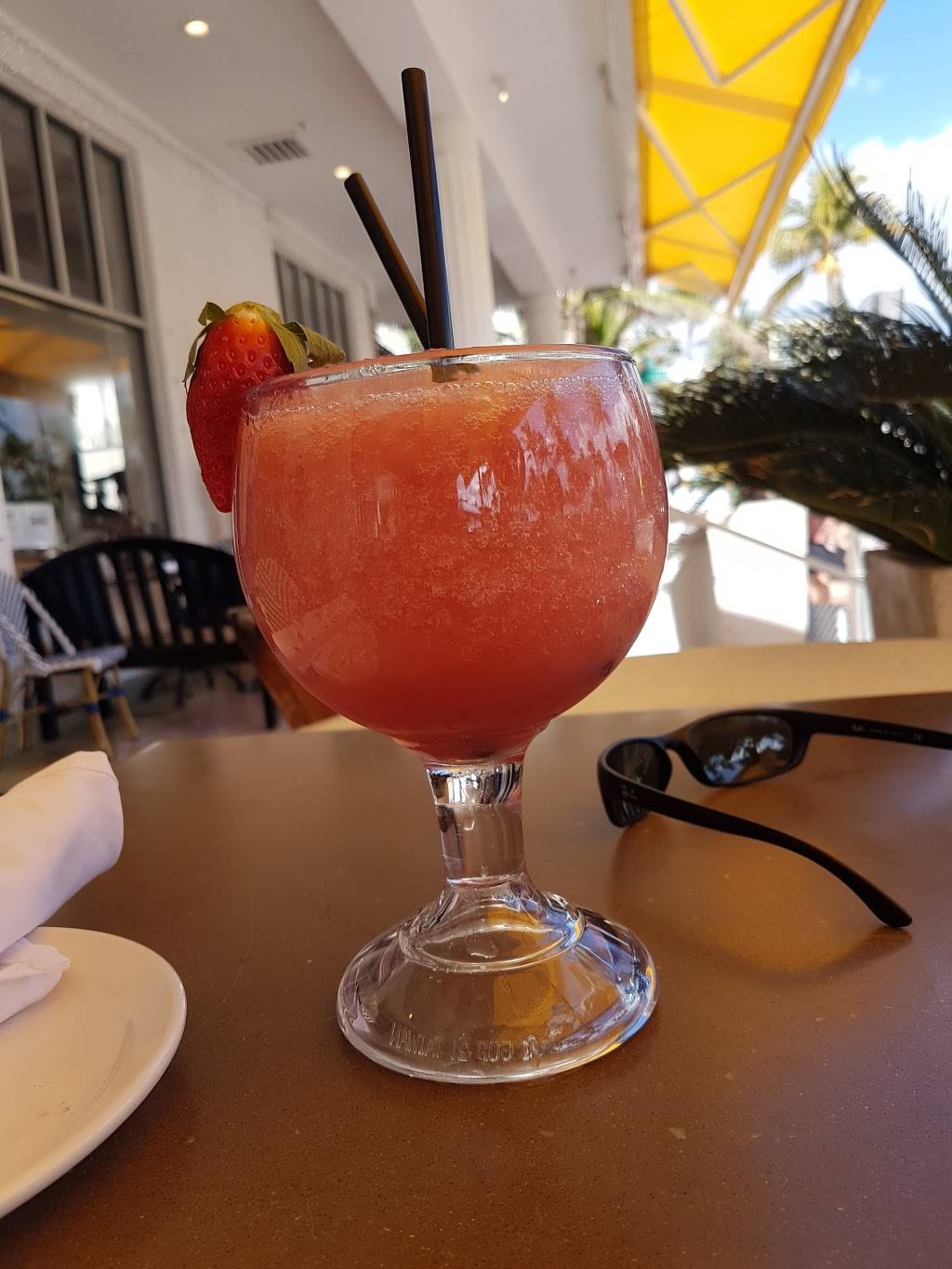 Carlyle Cafe | restaurant | 1250 Ocean Dr, Miami Beach, FL 33139, USA | 3055349414 OR +1 305-534-9414