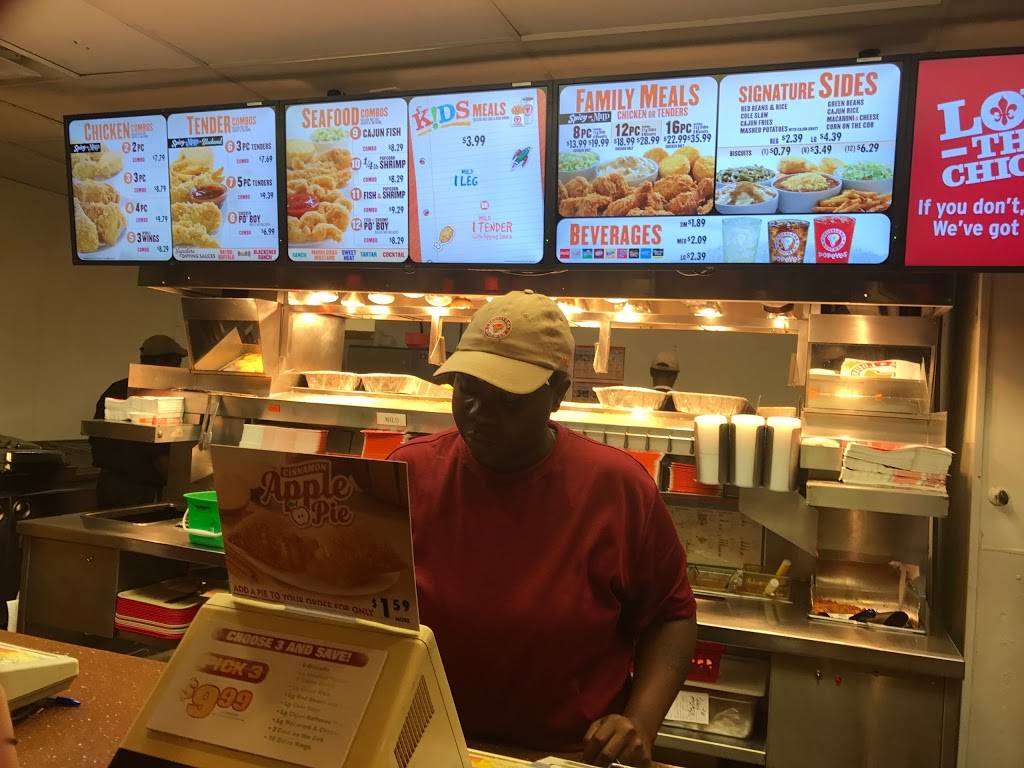Popeyes Louisiana Kitchen | restaurant | 6321 N Lincoln Ave, Chicago, IL 60659, USA | 7735888282 OR +1 773-588-8282