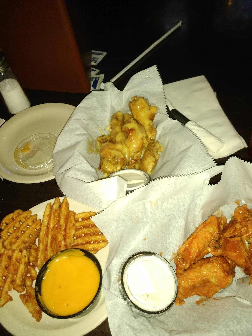 DJs Dugout Sports Bar - Aksarben Village | restaurant | 2102 S 67th St, Omaha, NE 68106, USA | 4029333533 OR +1 402-933-3533