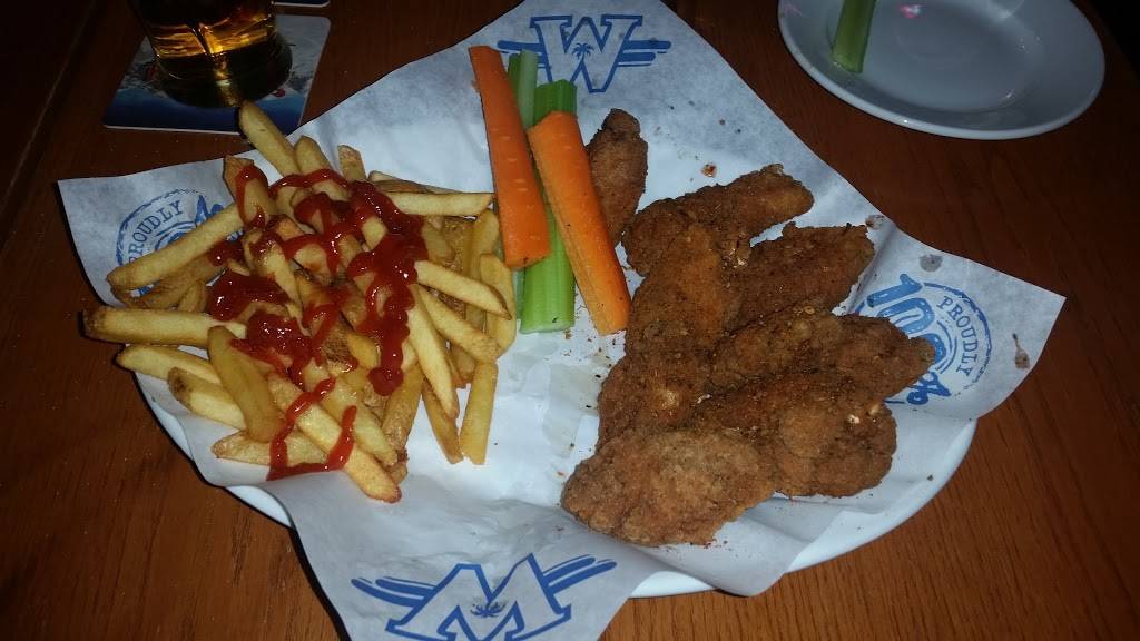 Wild Wing | restaurant | 714 Lakeshore Rd E 1 & 6, Mississauga, ON L5G 1J6, Canada | 9052781500 OR +1 905-278-1500