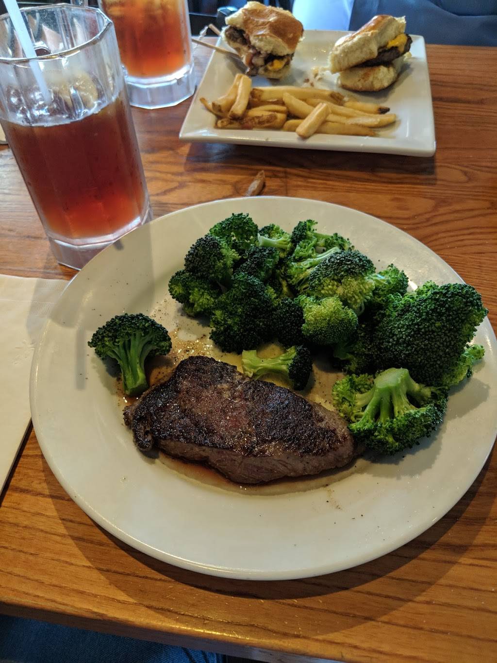 Chilis Grill & Bar | meal takeaway | 19071 Golden Valley Rd, Santa Clarita, CA 91387, USA | 6612992588 OR +1 661-299-2588