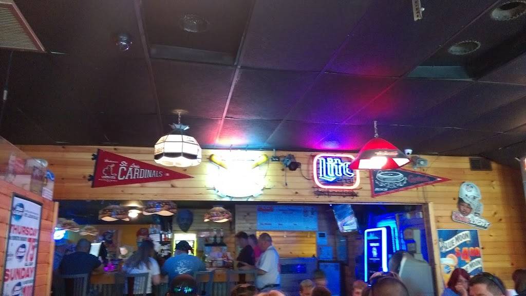 Juicy Peanut Bar & Grill | restaurant | 724 W Main St, Mascoutah, IL 62258, USA | 6185662299 OR +1 618-566-2299