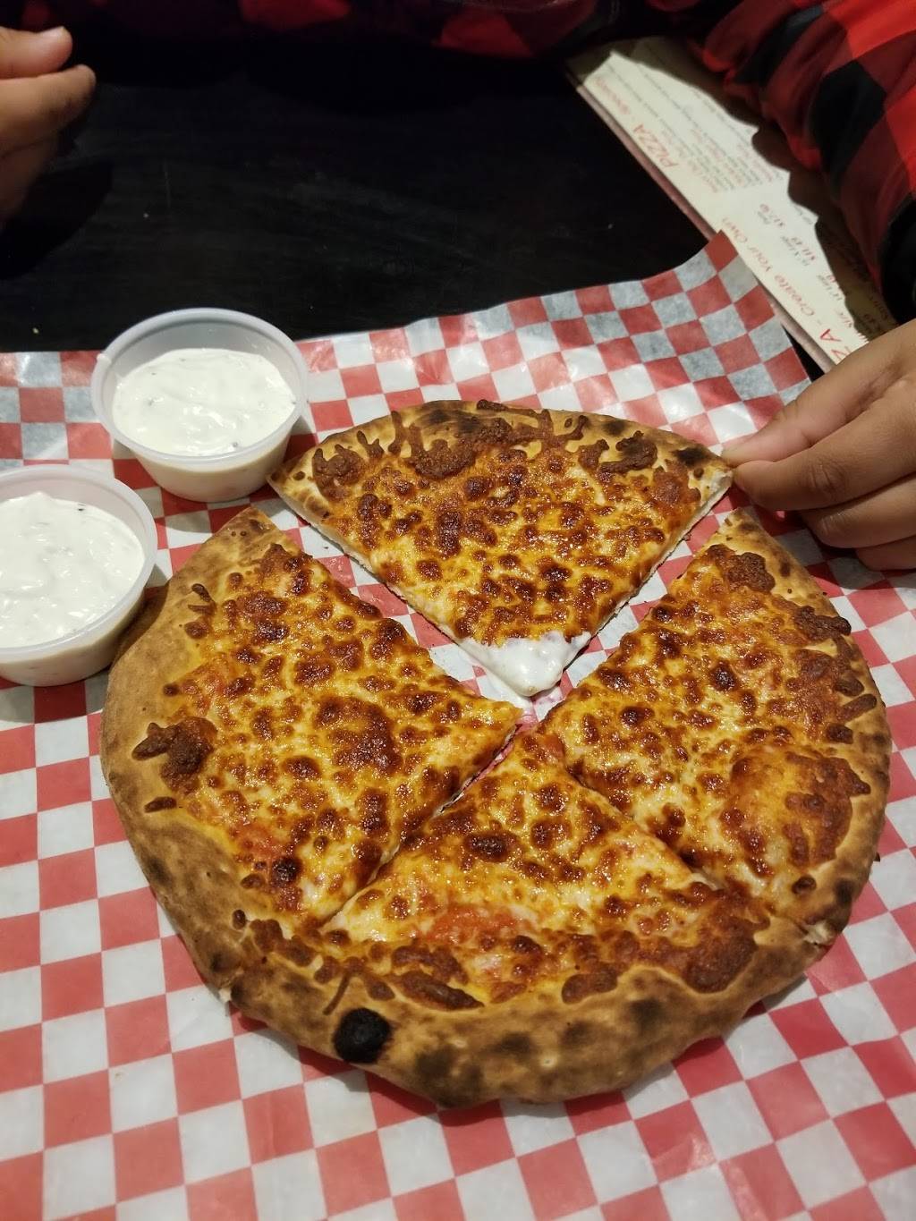 Wingz N Thingz Pizza | restaurant | 5703 Ferry St, Niagara Falls, ON L2G 1S5, Canada | 9053539464 OR +1 905-353-9464