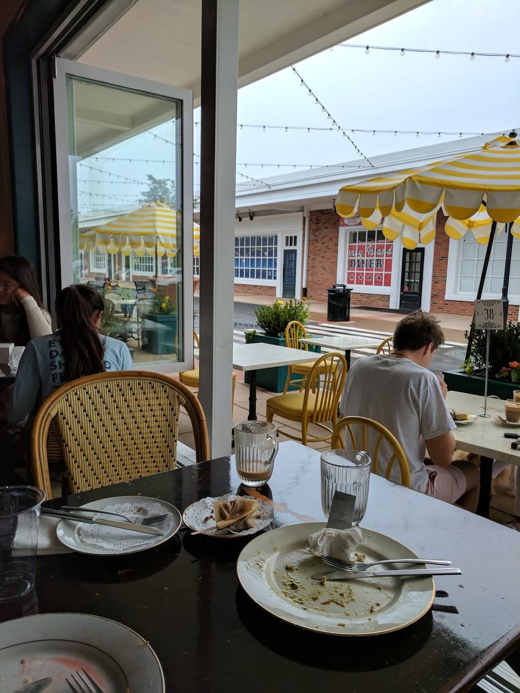 Petite LouLou Creperie + Bar à Vins | cafe | 713 E Main St, Purcellville, VA 20132, USA | 5404413135 OR +1 540-441-3135