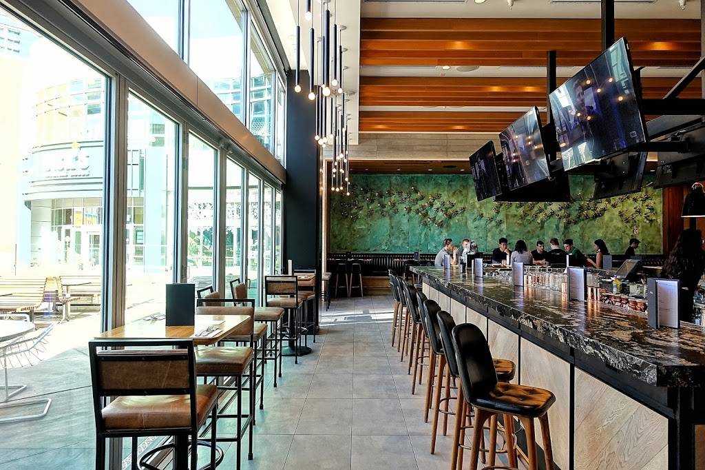 Earls Kitchen + Bar | restaurant | 1538 N Clybourn Ave a108, Chicago, IL 60610, USA | 3129293952 OR +1 312-929-3952