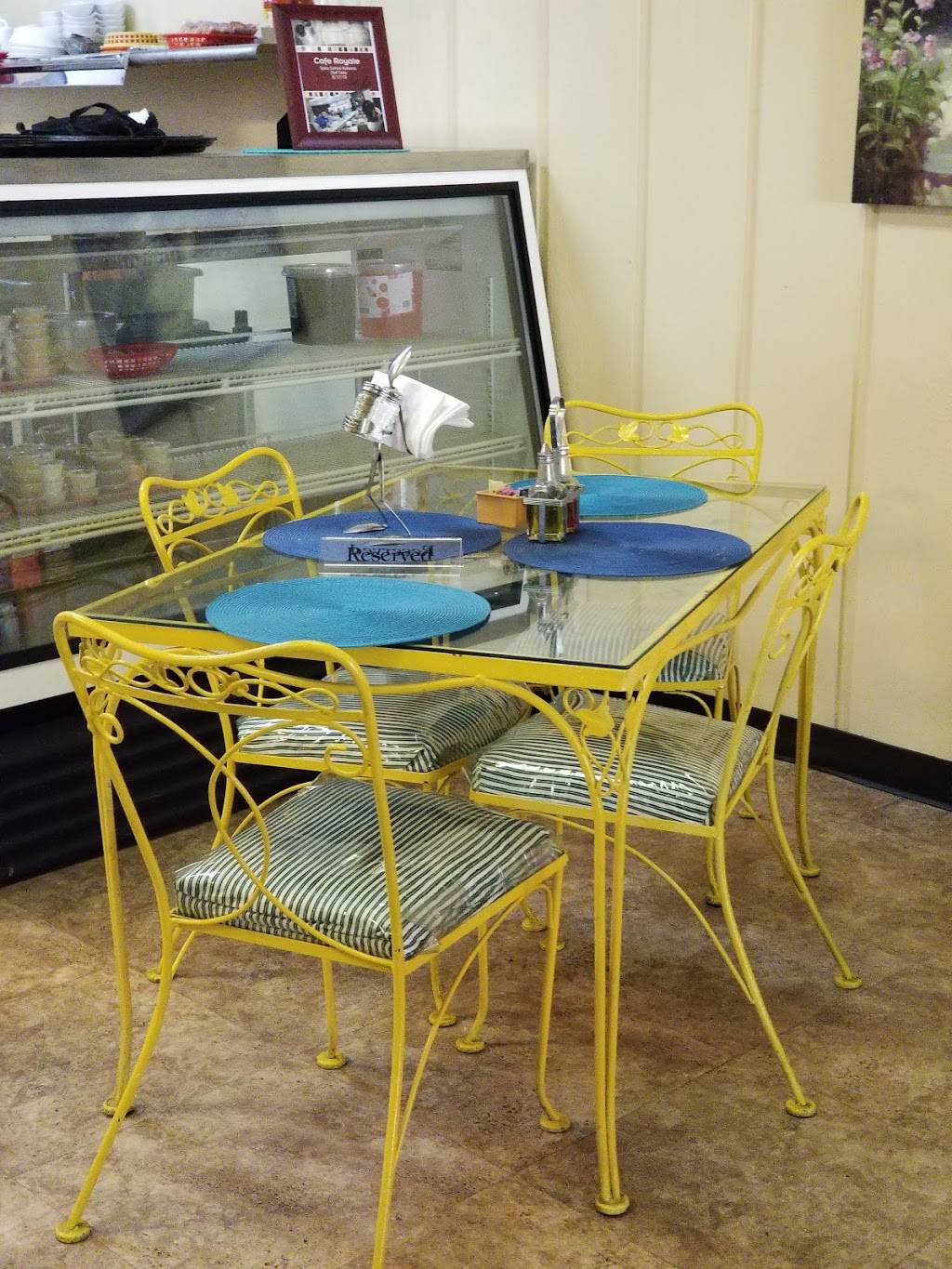 Cafe Royale | restaurant | 110 Court Sq E, Talladega, AL 35160, USA | 2563623681 OR +1 256-362-3681