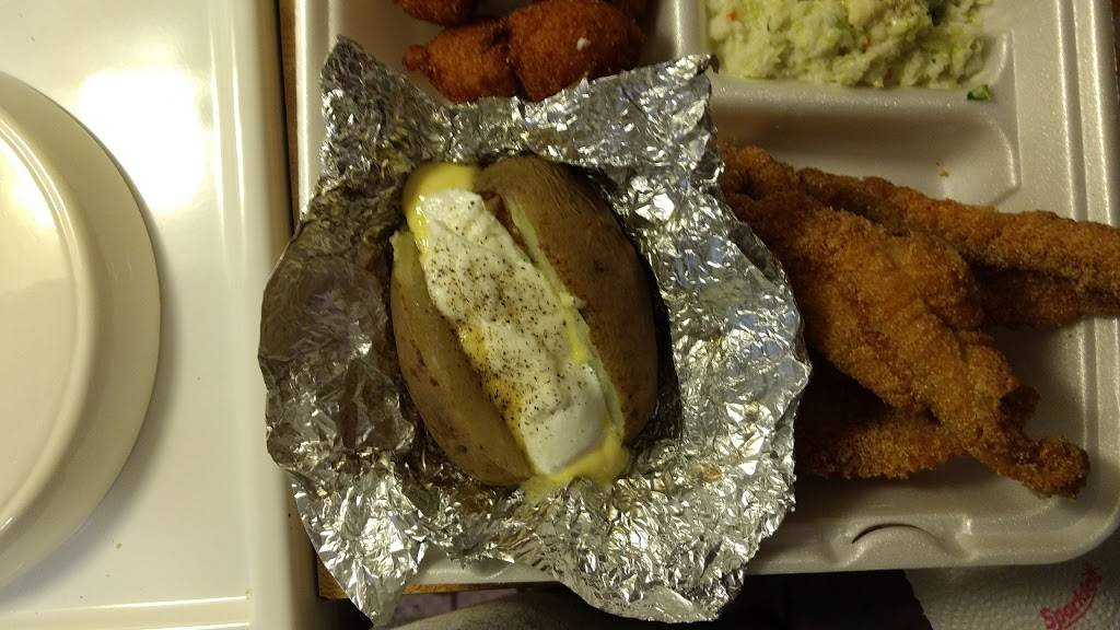 Fish Hut | restaurant | 120 Water St, Savannah, TN 38372, USA | 7319256571 OR +1 731-925-6571