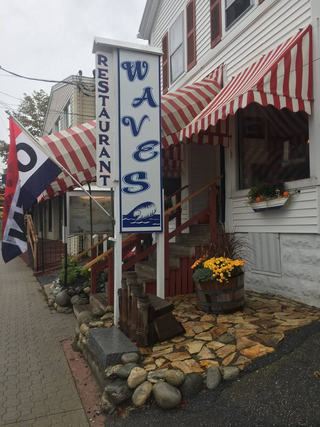 Waves Restaurant | restaurant | 43 Commercial St, Boothbay Harbor, ME 04538, USA | 2073156021 OR +1 207-315-6021
