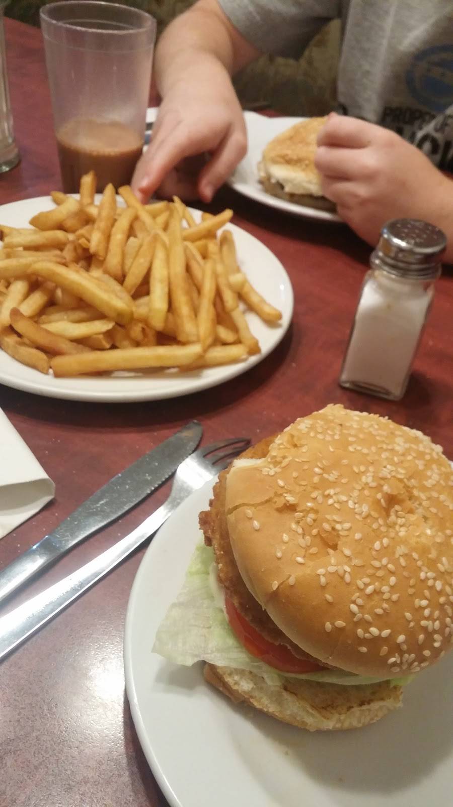 Guss Family Restaurant | restaurant | 189 Picton Main St, Picton, ON K0K, Canada | 6134766900 OR +1 613-476-6900