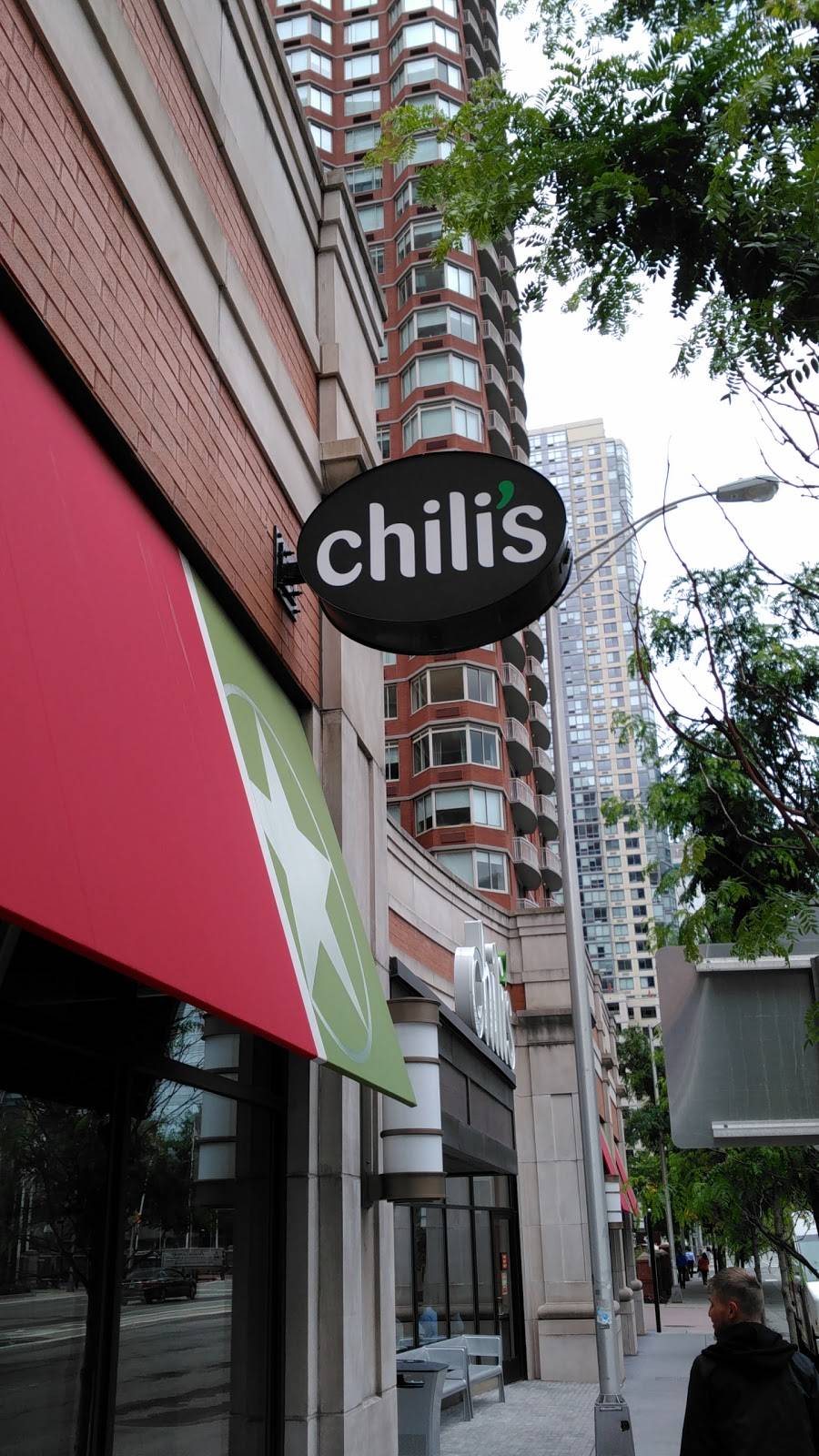 Chilis Grill & Bar | meal takeaway | 425 Washington Blvd, Jersey City, NJ 07310, USA | 2012391064 OR +1 201-239-1064